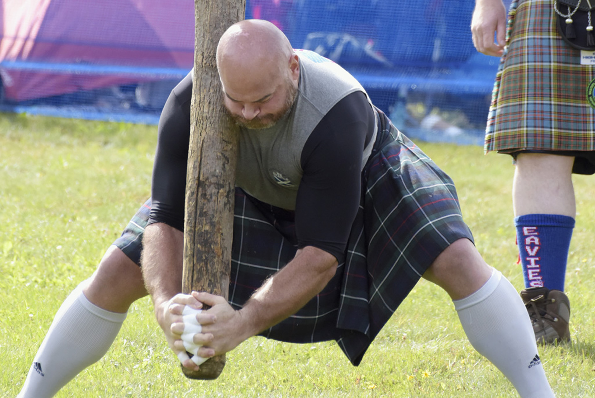 Кельты шотландцы. Tossing the Caber в Шотландии. Scum в килте. Шотландец в килте.